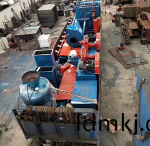 抽油桿(gan)外(wai)壁抛丸除(chu)鏽(xiu)設(she)備髮徃烏(wu)魯木齊(qi)