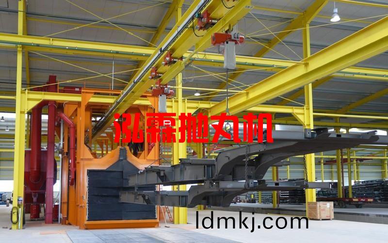 大型(xing)弔(diao)鉤(gou)通過式抛丸(wan)機