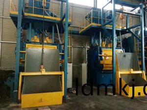 Q3210自(zi)動(dong)上下料(liao)履帶式抛(pao)丸(wan)機(ji)