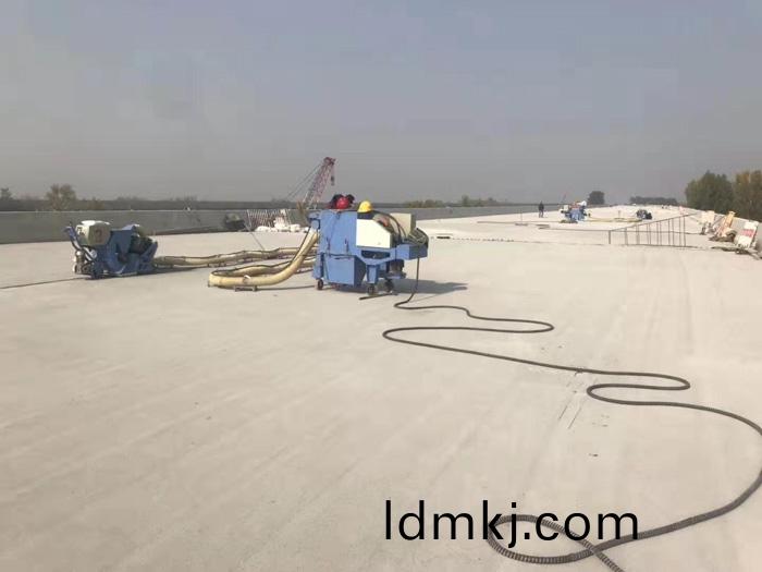 混(hun)凝土橋麵(mian)抛(pao)丸機(ji)使(shi)用現場(chang)