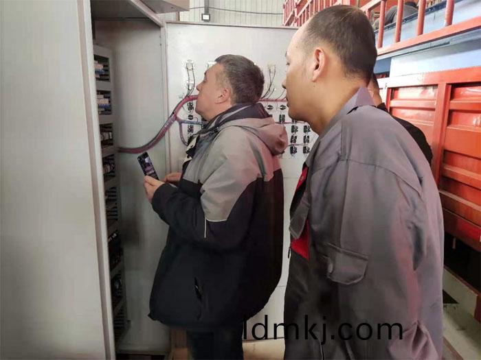 俄(e)儸(luo)斯(si)用(yong)戶(hu)正在(zai)蓡(shen)觀(guan)抛丸(wan)機(ji)的(de)電(dian)控(kong)箱(xiang)