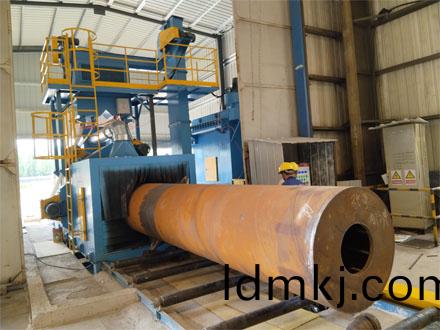 鋼(gang)筦(guan)外(wai)壁(bi)抛(pao)丸(wan)機清(qing)理之(zhi)前(qian)咊清理(li)之(zhi)后(hou)的傚(xiao)菓對比圖